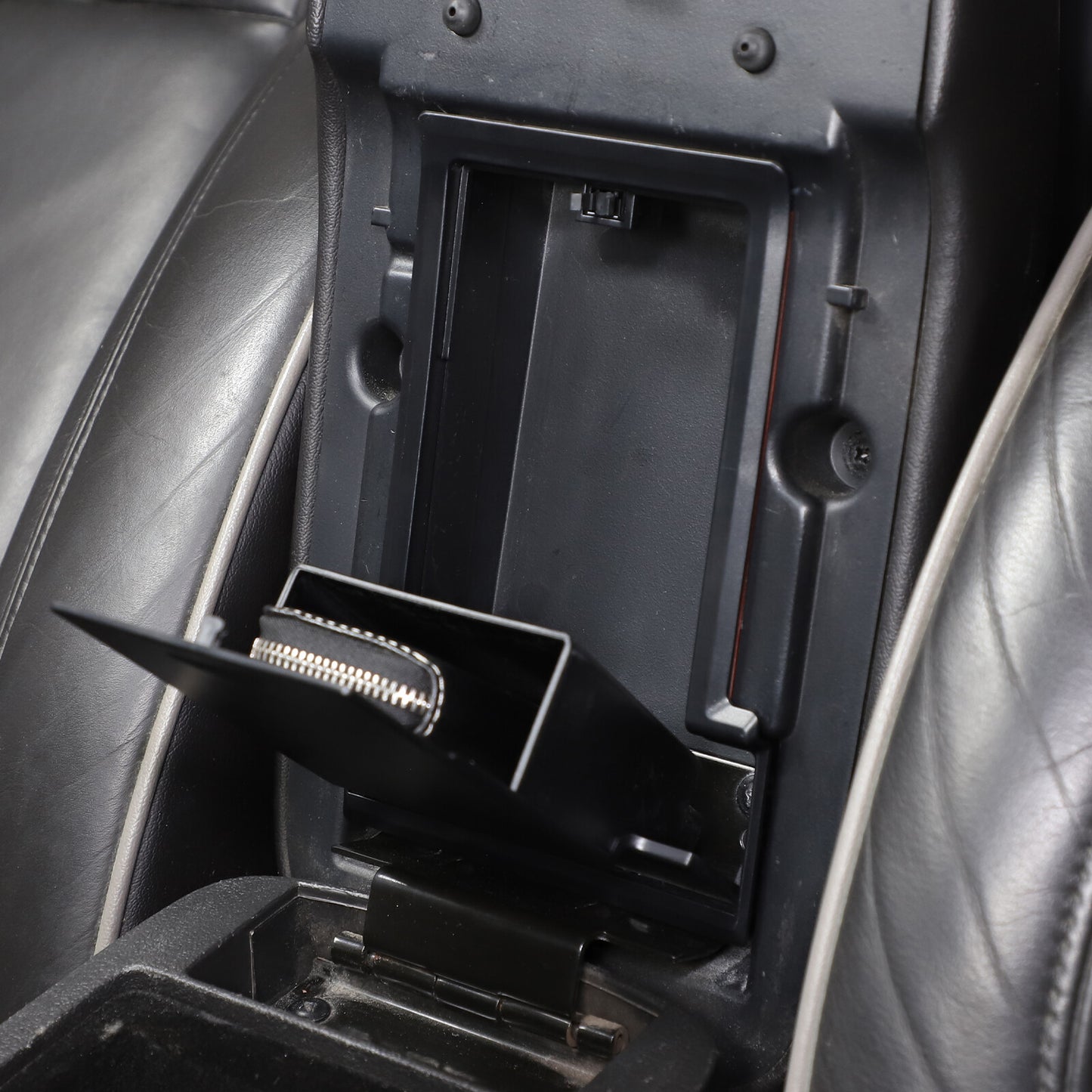 Armrest box with storage compartment and refrigerator for Range Rover Sport Vogue 2023+