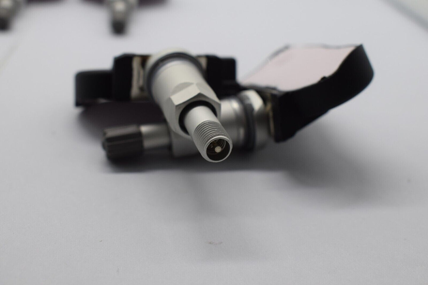 Four sets of 52933-D4100 tire pressure monitoring sensors are suitable for Hyundai and for Kia TPMS sensors.