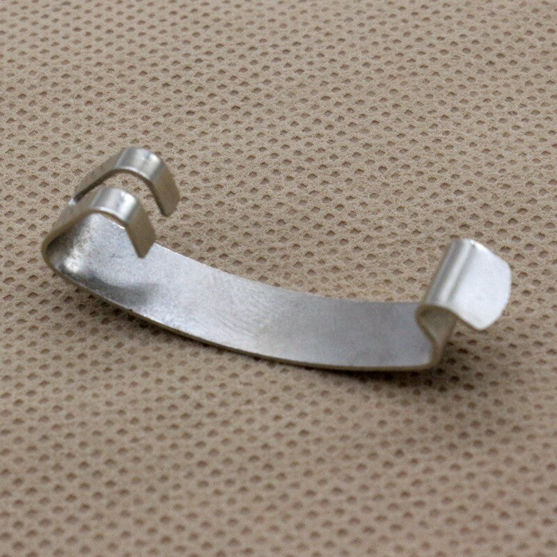 Suitable for Mercedes-Benz 0009931725 engine air purifier intake spring clip housing clip.