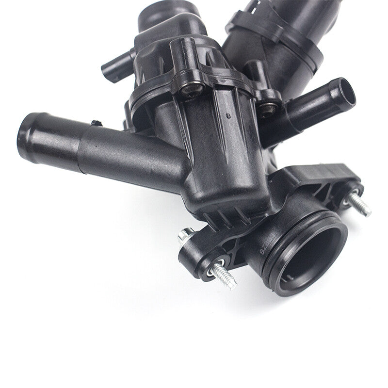 Engine thermostat 2702000415 is suitable for Mercedes-Benz CLA250, CLA45, and AMG models.