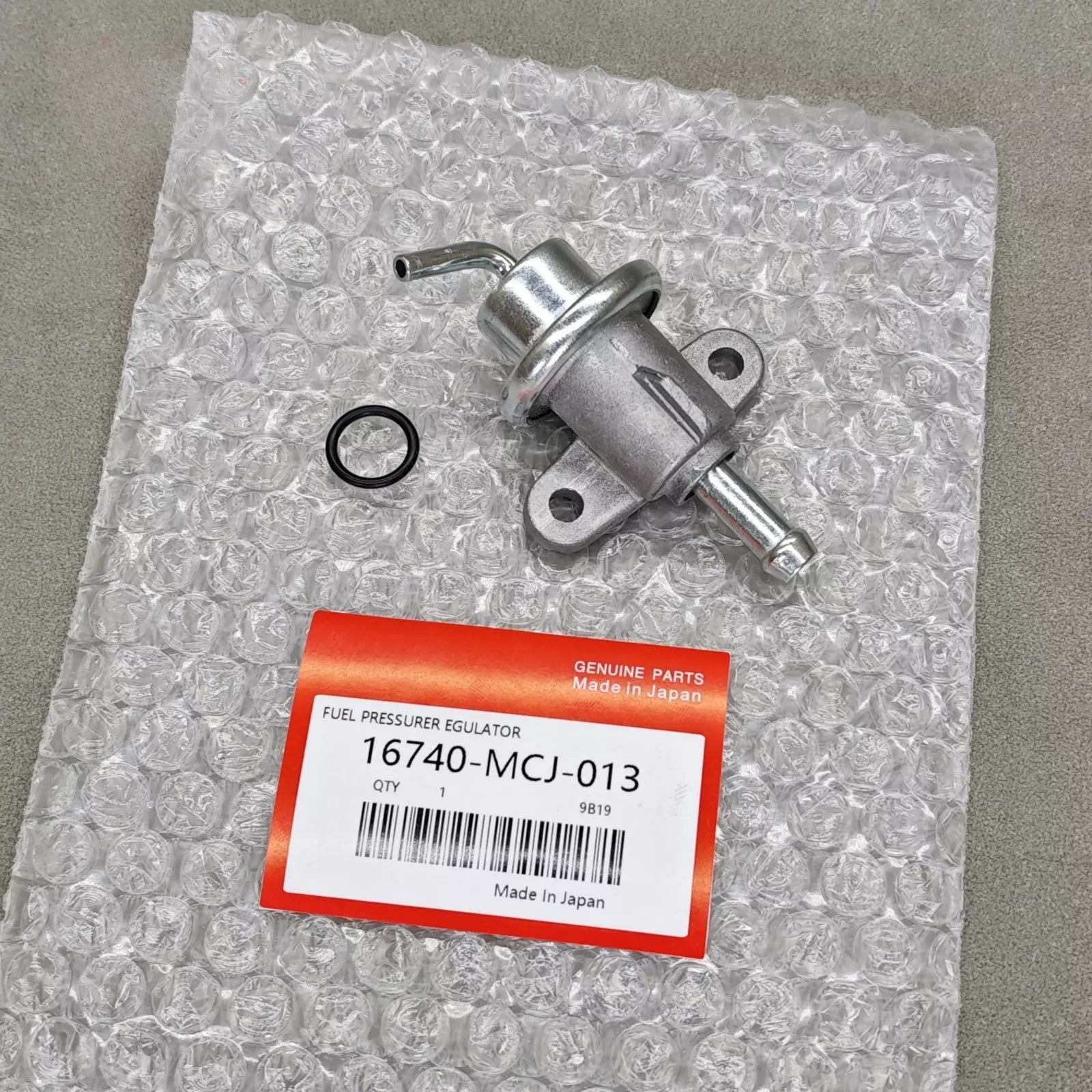 Fuel pressure regulator suitable for Honda 2001 CBR929R and 2003 CBR954R 16740-MCJ-013